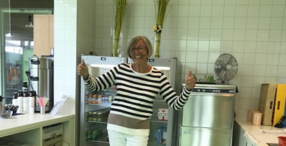 Vedette Herma werkt als cateringmedewerker