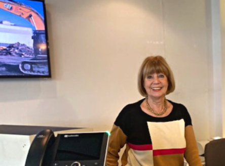 Receptioniste Joke: “Werken via 65plus zorgt ervoor dat ik me jong voel”