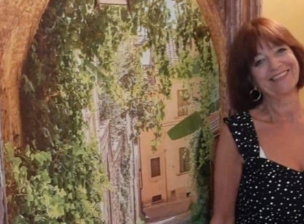 65-plusser Desiree werkt als receptionist