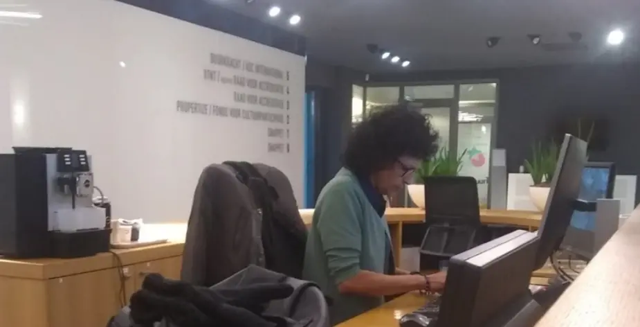 Asha is receptiemedewerker: “Prettig om onder de mensen te zijn!”