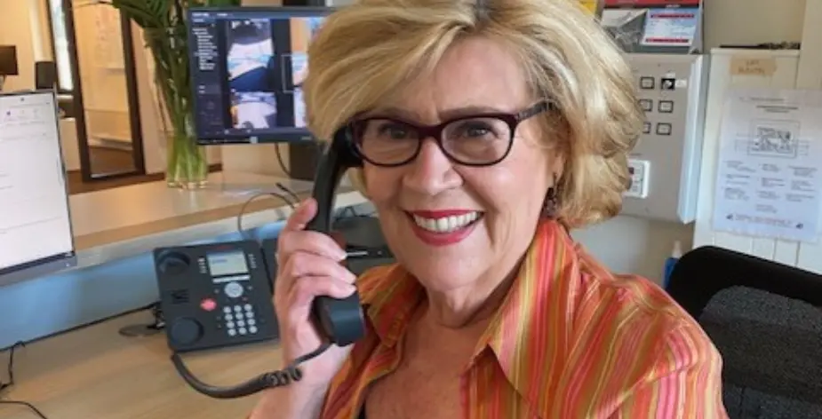 Wallie werkt bij twee bedrijven als receptionist