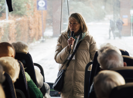 AOW’er Veronique is gastvrouw bij de Museum Plus Bus