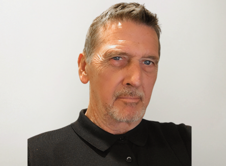 Michael is receptionist: “Doorwerken na mijn pensioen houdt mij scherp en actief”