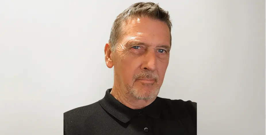 Michael is receptionist: “Doorwerken na mijn pensioen houdt mij scherp en actief”